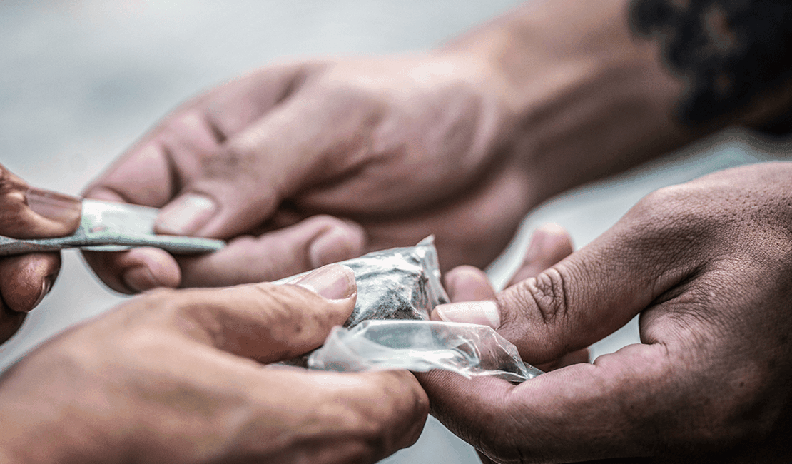 Dois homens são presos por tráfico de drogas no Caititus, Arapiraca