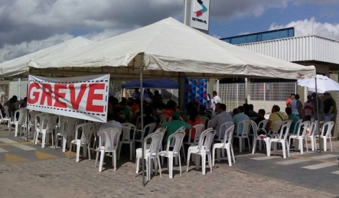 Servidores fecham as portas do Detran e sinalizam greve por tempo indeterminado