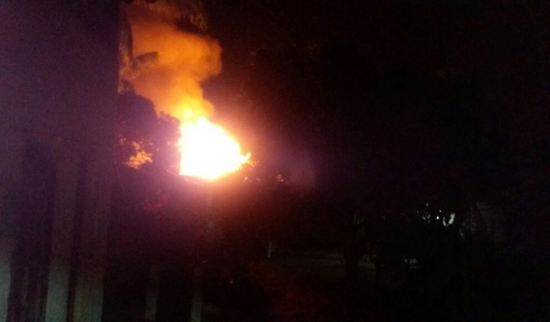 Policiais da Rocam salvam idosa durante incêndio em Arapiraca