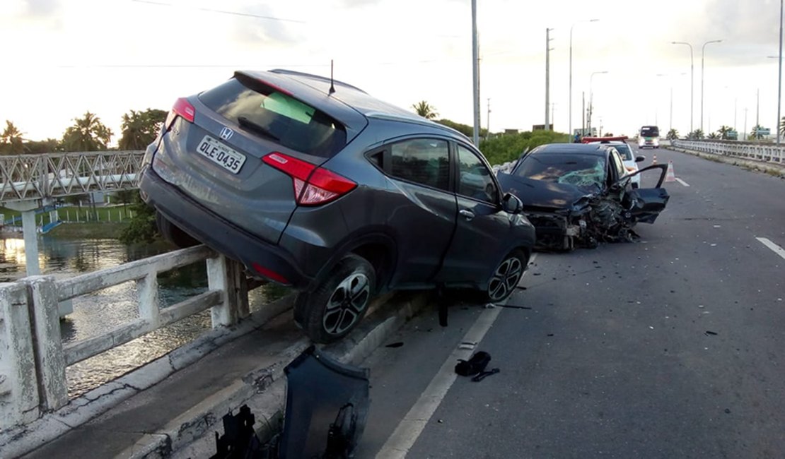 Colisão entre dois veículos é registrada na Ponte Divaldo Suruagy, em Maceió