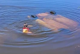 Família que retornava de confraternização morre após carro capotar e cair em lago no MS