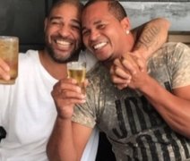 Adriano Imperador e alagoano Aloísio Chulapa tomam 'danone' juntos