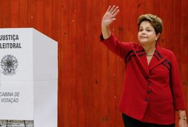 Dilma Rousseff vota em Porto Alegre ao lado do governador Tarso