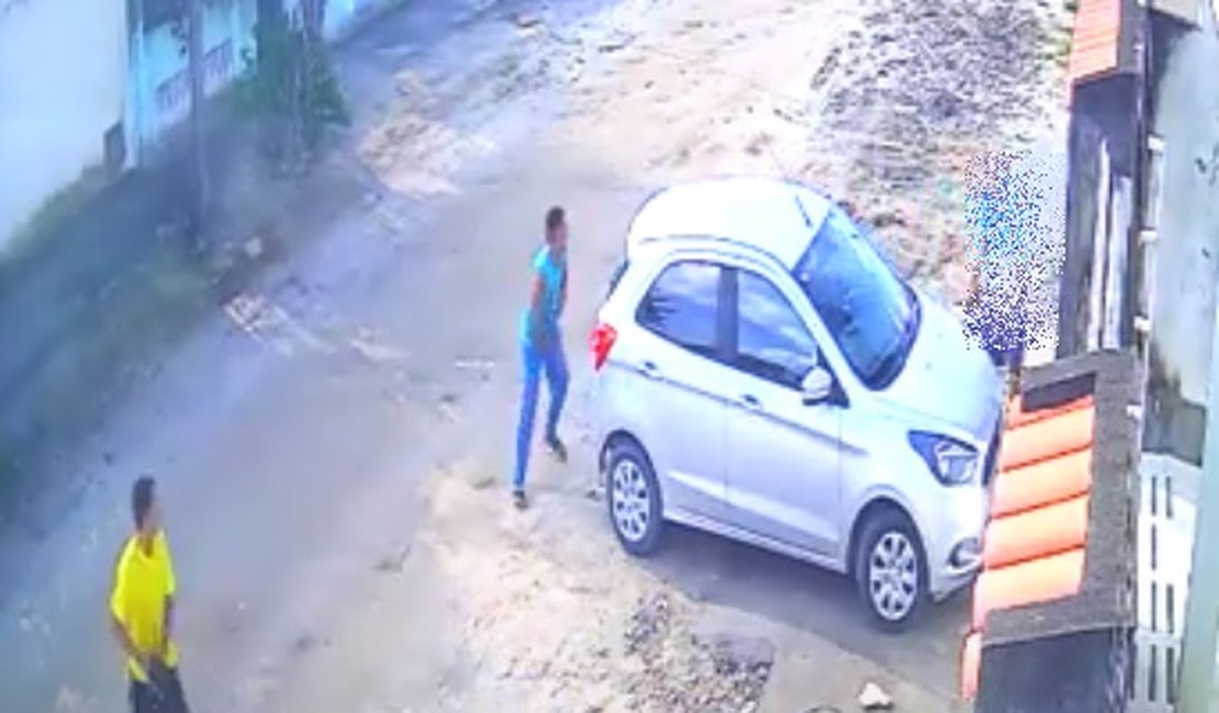 Vídeo. Dupla criminosa rouba carro na frente de residência em Palmeira dos Índios