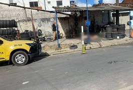 Homem em situação de rua é encontrado morto com marcas de tiros na cabeça e pernas amarradas em Maceió