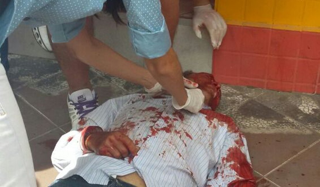 Motociclista avança sinal, bate em carro e fica gravemente ferido