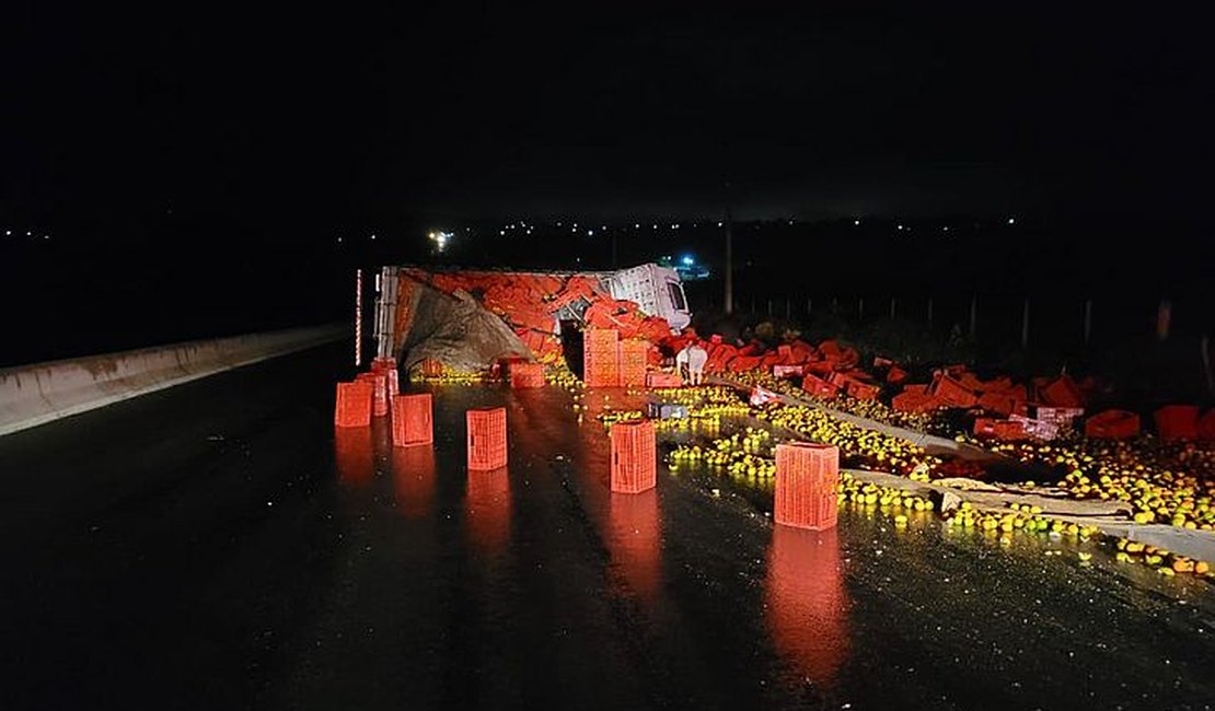 Com farol alto, motorista invade contramão e provoca tombamento de caminhão com carga de laranjas em Igaci
