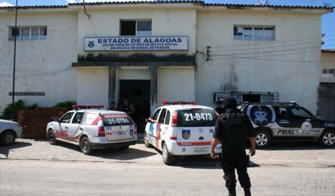 Mulher é presa ao entrar em delegacia de AL com droga em sacos de pipoca
