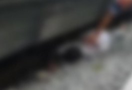 Após tropeçar e cair em linha férrea, idoso é atropelado por VLT e tem mão amputada, em Maceió