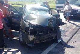 Colisão entre carro e caminhão deixa duas pessoas feridas na BR-101, em São Miguel dos Campos