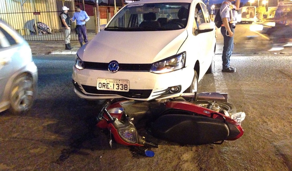 Motorista não respeita sinalização e colide com motocicleta no Parque Ceci Cunha