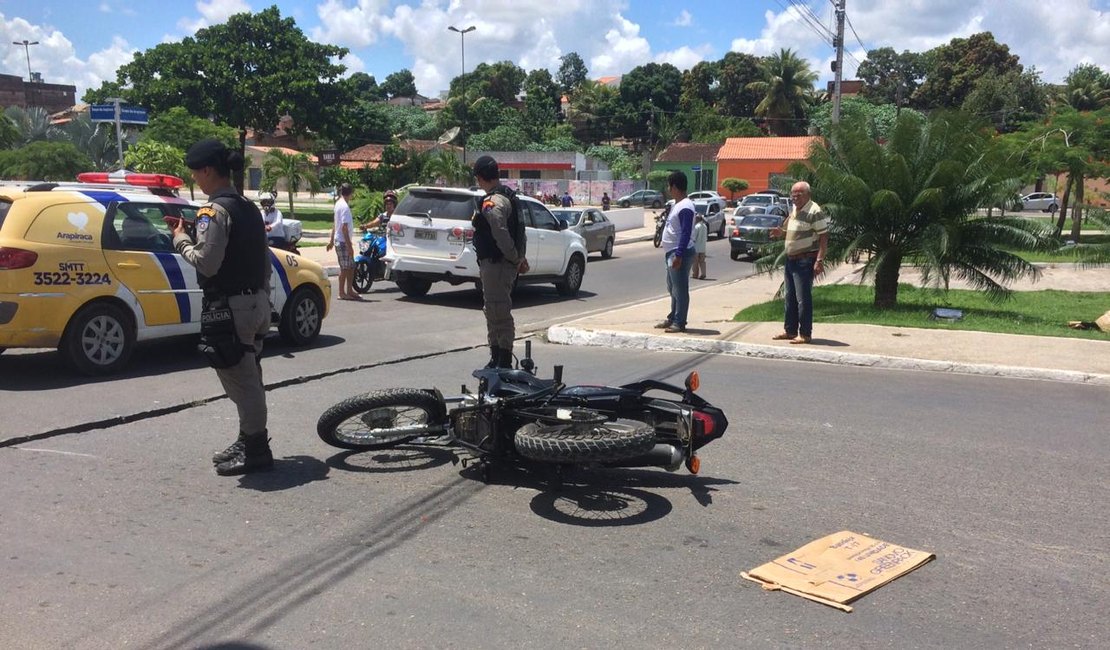 Motorista na contramão causa acidente e deixa motociclista ferida no Bosque das Arapiracas