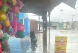 Chuva forte deixa ruas alagadas e água invade casas em Maceió e Rio Largo