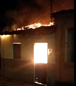 Incêndio destrói casa em São José da Laje e família perde mais de R$ 15 mil em móveis