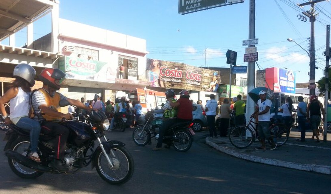 Motociclista que transportava duas crianças se envolve em acidente no Centro de Arapiraca