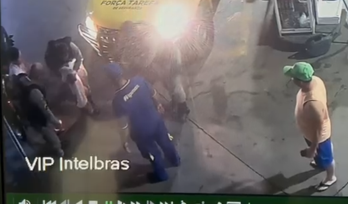 Vídeo mostra momento em que policiais do 3º BPM salvam bebê engasgada em posto de combustíveis em Arapiraca