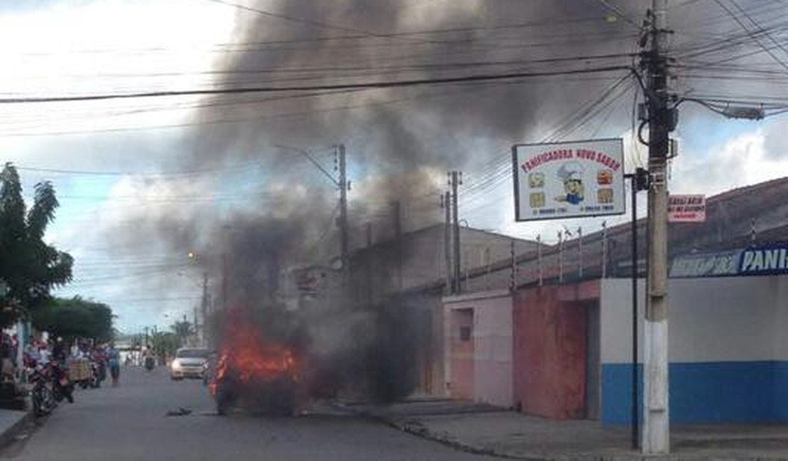 Carro pega fogo no bairro Primavera, em Arapiraca