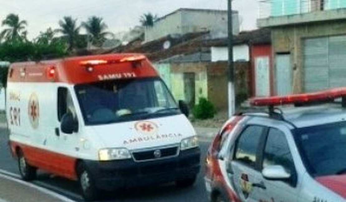 Bandidos derrubam mulheres de moto e roubam pertences no Bosque das Arapiracas