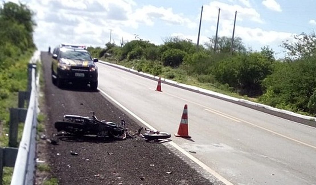 Motociclista colide contra caminhão e morre na BR-423, no Sertão