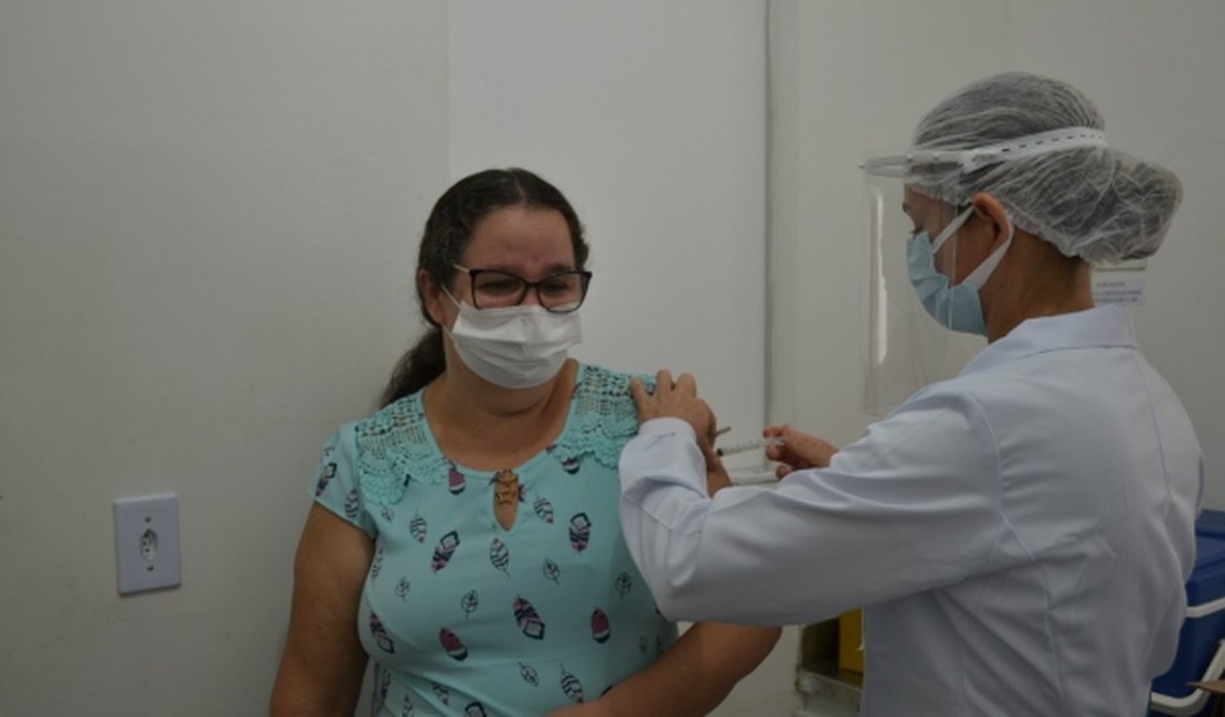 Alagoas é o primeiro Estado do Brasil a concluir vacinação de grupos prioritários contra a Covid-19