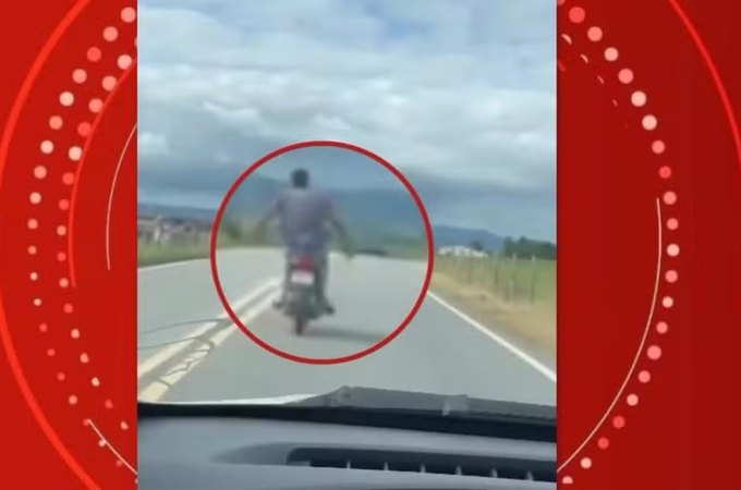 Motociclista é flagrado pilotando moto em rodovia de AL na contramão, sem capacete e sem as mãos