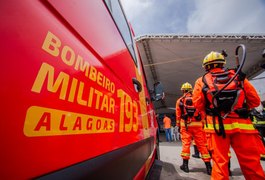 Três motos ficam carbonizadas durante incêndio em garagem de residência, em Arapiraca