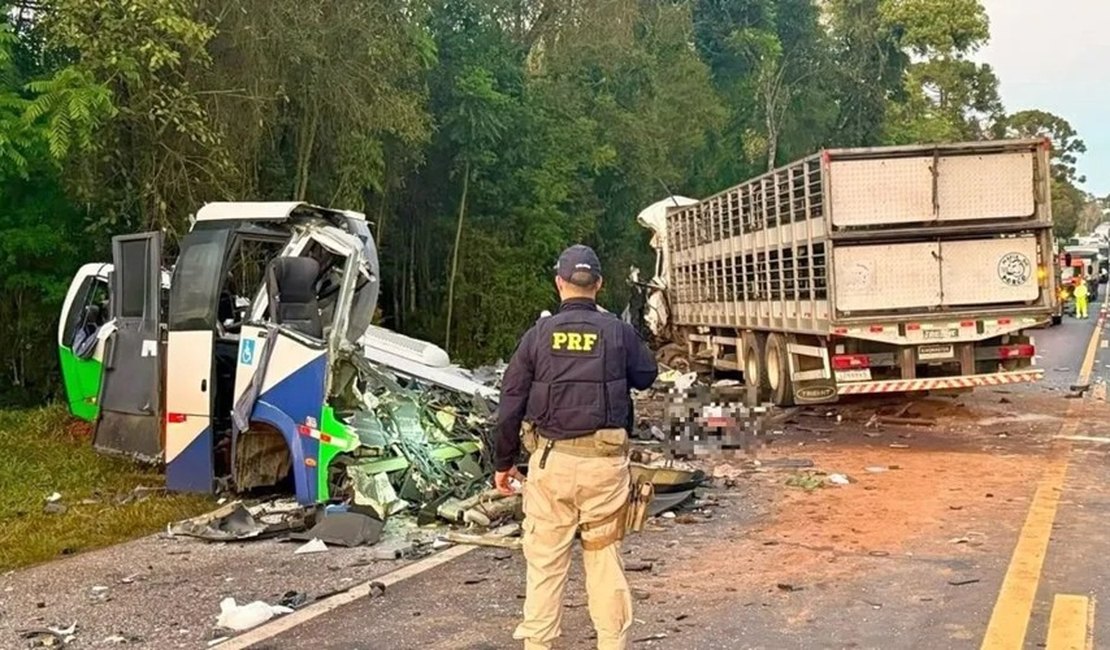 Acidente entre micro-ônibus e carreta deixa 23 mortos e cinco feridos no Paraná