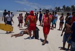 Surfistas salvam adolescentes de afogamento na Praia da Avenida, em Maceió