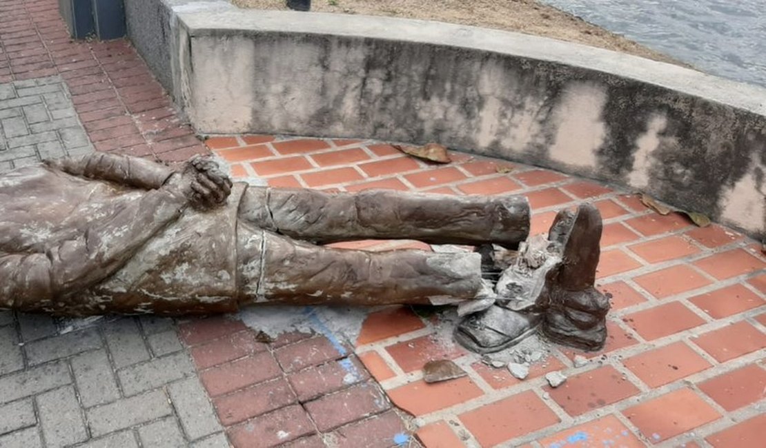 Estátua de Ariano Suassuna é derrubada e quebrada em Recife