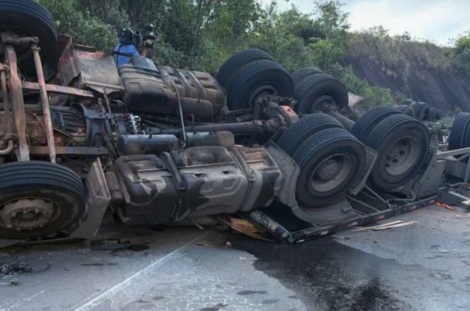 Carreta tomba na AL-105, carga é saqueada e trânsito fica lento em Maceió