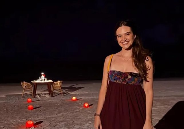 Atriz Juliana Paiva celebra noivado com jantar romântico em São Miguel dos Milagres