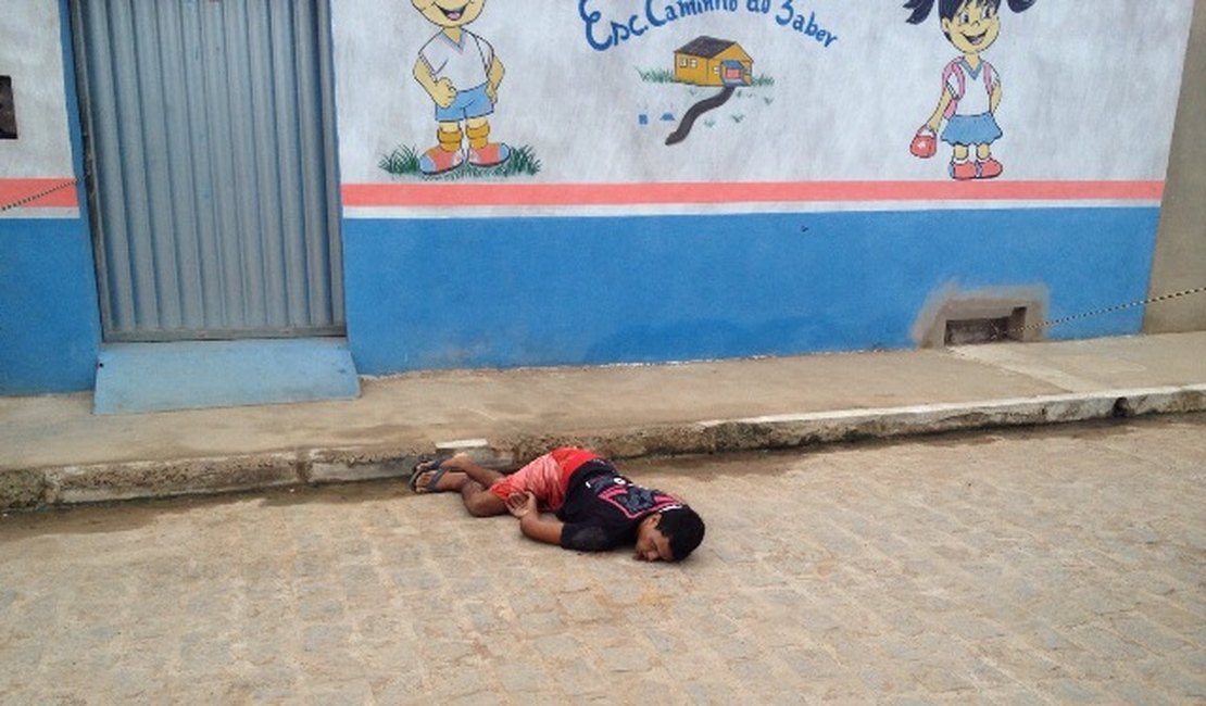 Menor é assassinado em frente a uma escola de ensino infantil, em Arapiraca