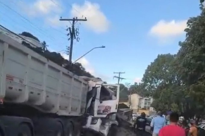 Grave acidente entre dois caminhões e um carro de passeio é registrado na Cambona