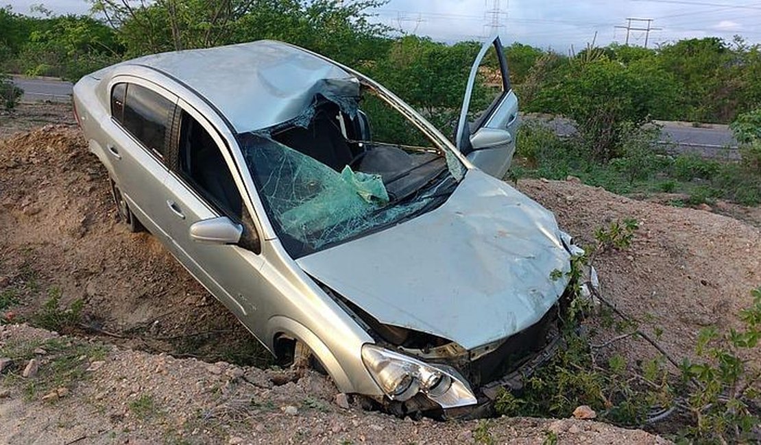 Homem e cavalo são atropelados e morrem na BR-110, em Delmiro Gouveia