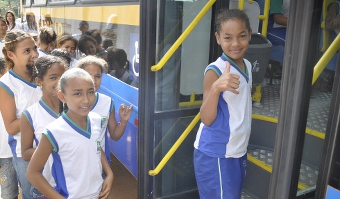 Prefeitura transporta 7 mil alunos do estado e município