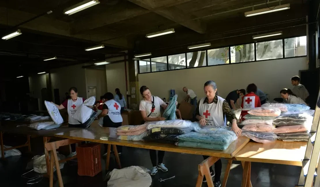 Voluntária fala de doações em mau estado que chegam ao RS: 'Calcinhas sujas de menstruação'