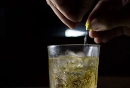 Homem aplica 'Boa noite, Cinderela' em amiga, leva vítima para motel e tira fotos dela nua, em Maceió