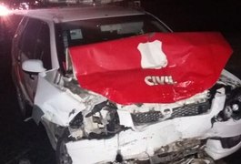 Viatura da Polícia Civil perde controle, invade contramão e colide com carro de passeio