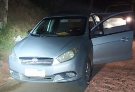 Carro roubado é encontrado próximo ao antigo Lixão da Mangabeira, em Arapiraca