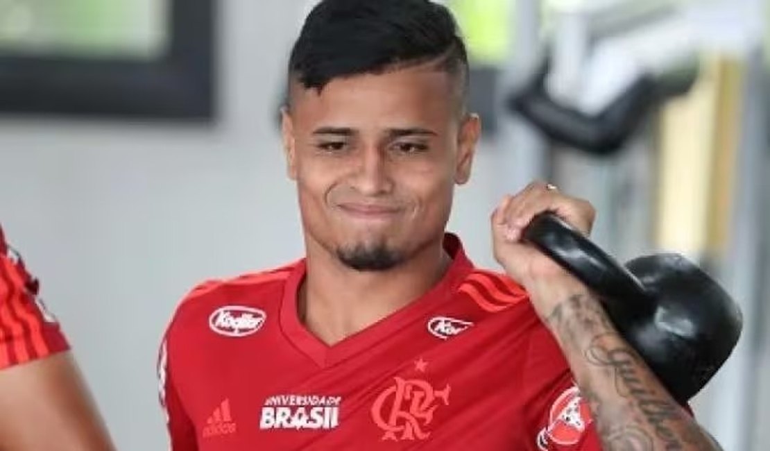 Ex-jogador do flamengo é denunciado por importunação sexual e lesão corporal; assista