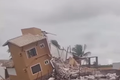 VÍDEO: Casa não suporta força do mar e desaba em praia do litoral sergipano