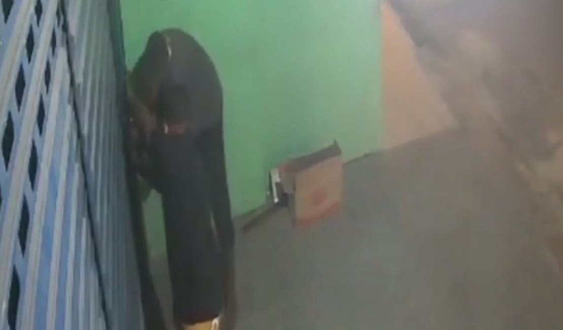 Vídeo. Câmera de segurança flagra tentativa de arrombamento em loja de Arapiraca