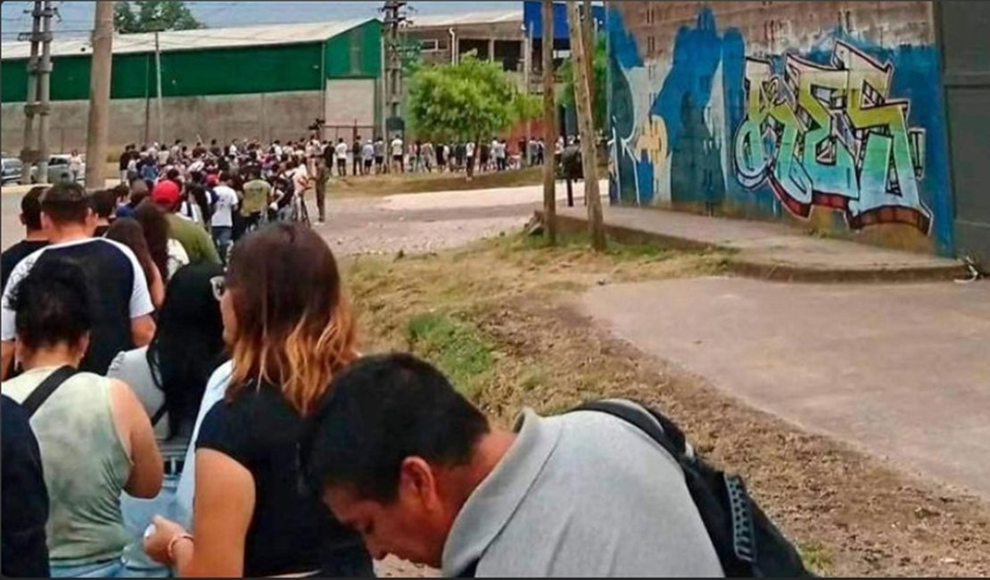 VÍDEO: Cerca de 2 mil pessoas fazem fila por emprego em frigorífico na Argentina