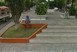 Adolescente é agredida e tem roupas arrancadas por quatro parentes em praça de Campo Grande, AL