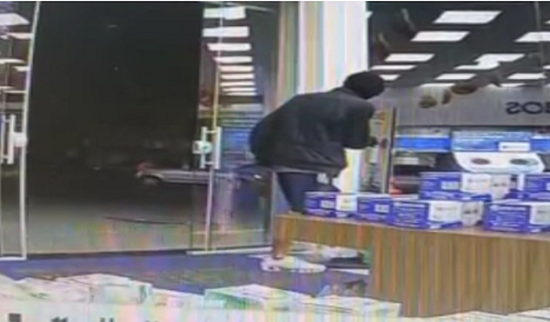 VÍDEO. Ladrão ‘cuidadoso’ passa álcool em gel nas mãos antes de cometer assalto à farmácia