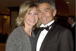 Revista afirma que ex de Olivia Newton-John, dado como morto, está vivo