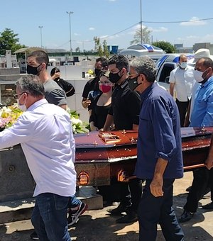 Vídeo. Jornalista Cláudio Roberto é sepultado sob forte comoção em cemitério de Arapiraca