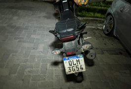 Motocicleta adulterada é apreendida e homem é preso, em Maceió