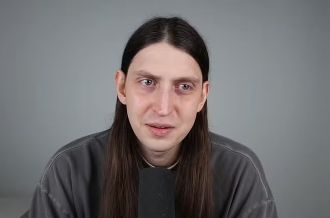 Felca volta ao YouTube um ano após vídeo sobre adultização e fala sobre bullying e fobia social