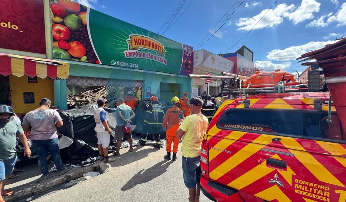 Telhado de hortifruti desaba durante obra no Centro de Arapiraca e deixa dois feridos
